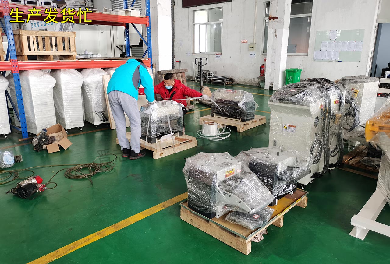春節(jié)送料機工廠忙