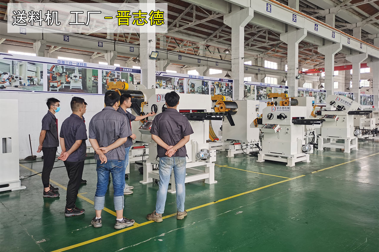 大學(xué)生考察送料機工廠