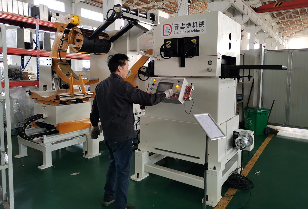上?？蛻?hù)考察三合一送料機(jī)